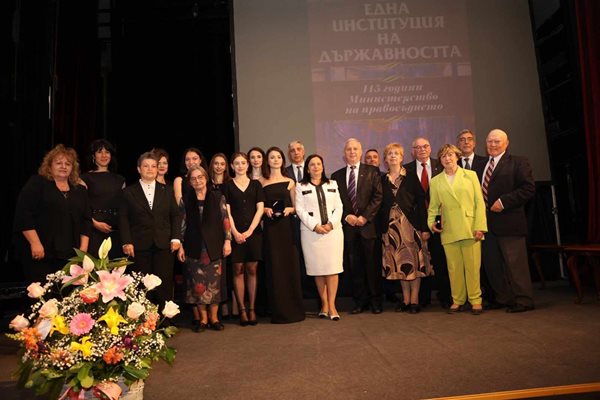 Министър Павлова с наградените видни юристи
СНИМКА: Министерство на правосъдието
