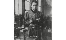Мария Кюри - открива  два нови елемента – полоний (открит през 1898 г. и наречен на родната ѝ Полша) и радий.