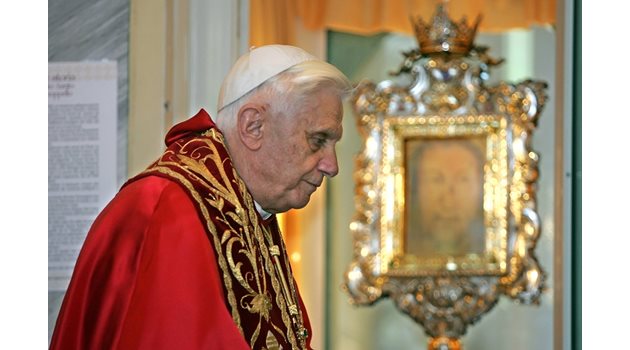 ВЯРА: Папа Бенедикт XVI се покланя пред изображението в манастира в Манопело, което претендира да е истинската кърпа на Вероника.