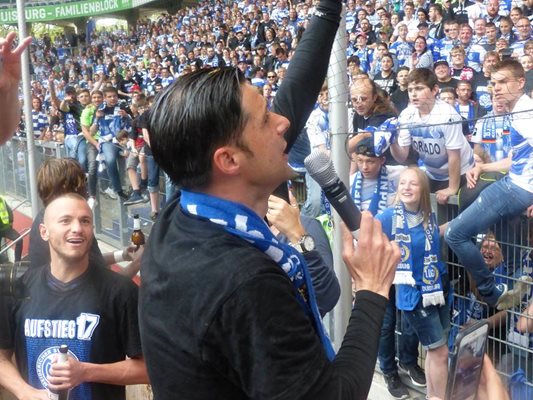 Груев поздравява феновете на "Дуисбург" при празненството за завръщането във Втора бундеслига.