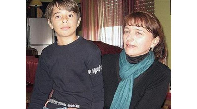 ИЗГУБЕНИ В ПРЕВОДА: Димитри Митрович и майка му, на която й трябва преводач, за да общува със сина си. 
