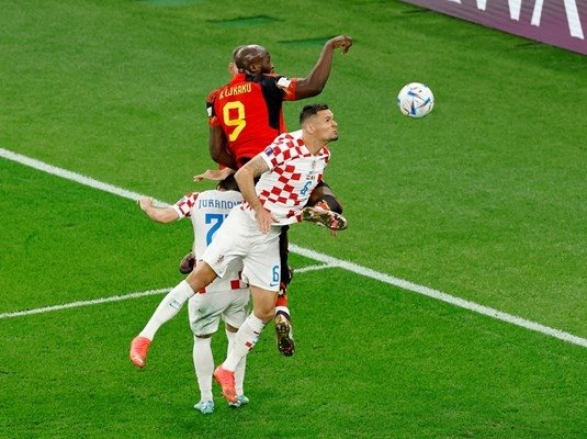 Деян Ловрен чисти топката с глава в мача с Белгия от световното в Катар.