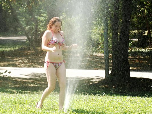Столицата също може да бъде подходящо място за прохлада – млада жена се къпе на пръскачка в Борисовата градина.
Снимки: Йордан Симеонов