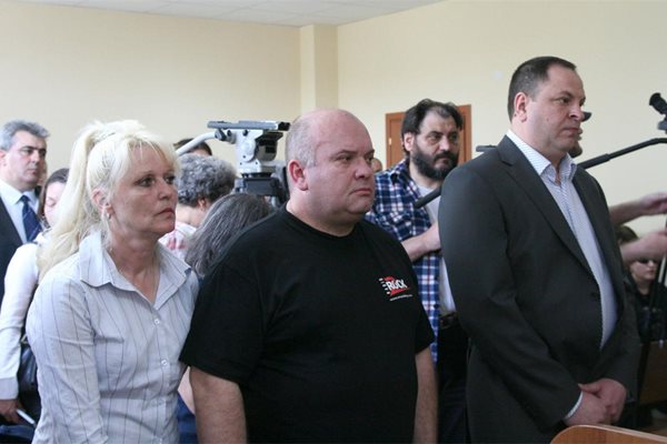 Иванка Костадинова, Георги Георгиев и Георги Иванов (от ляво на дясно) пред плевенския съд
