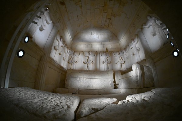 Гробницата в Свещари е впечатляваща с размерите си и със своята утраса.