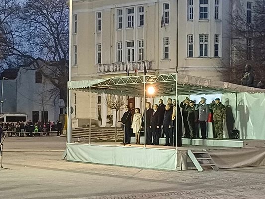 Сред официалните лица бяха митрополит Николай, кметът Костадин Димитров, председателят на общинския съвет Атанас Узунов и областният управител Илия Зюмилев.