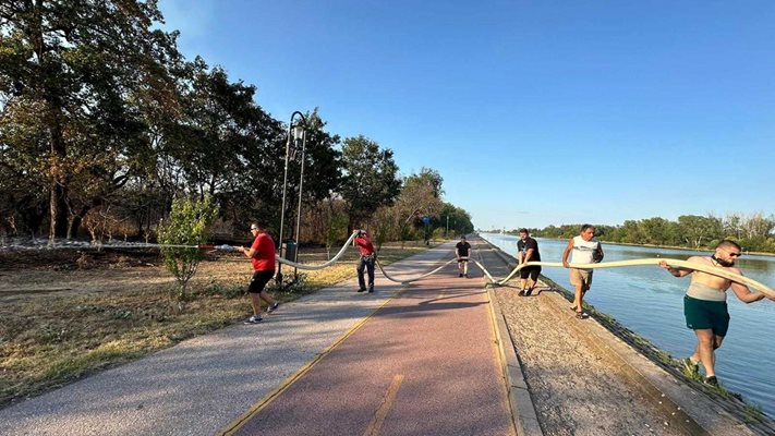 Огнеборци изпомпват вода от Гребния канал. 
Снимка: Фейсбук/Костадин Димитров - кметът на Пловдив