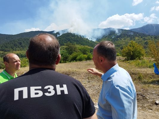 Директорът на ЮЗДП Инж. Валентин Чамбов обсъжда фронта на пожара в Славянка.