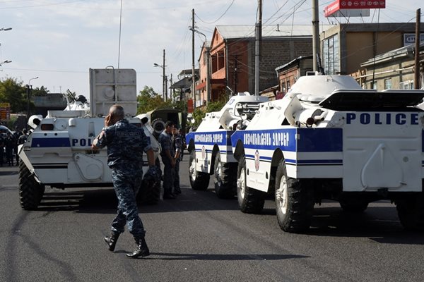 Полиция блокира района на нападението в Ереван.