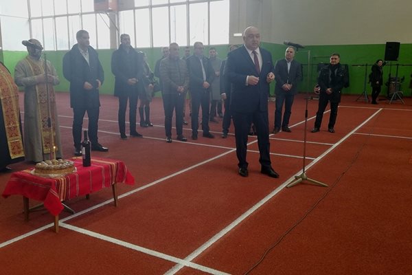 Министър Кралев откри обновената закрита писта за лека атлетика в Стара Загора. СНИМКИ: ММС