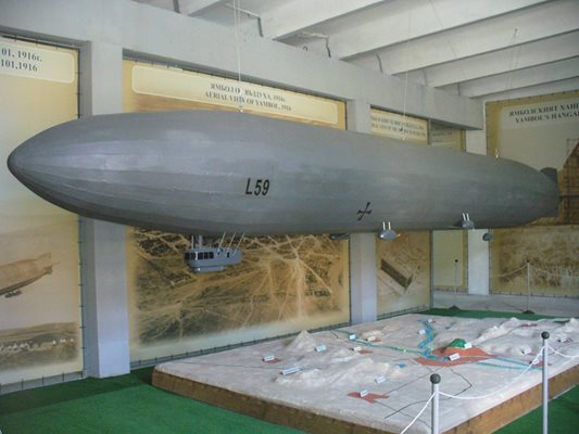На макета, дълъг почти 10 метра,  знаменитият цепелин "L 59" е показан в полет над Ямбол.