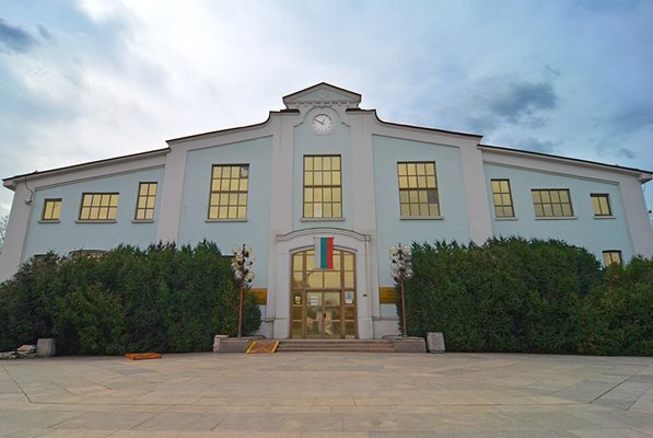 Национален музей "Земята и хората" е в първата железобенна сграда в София, принадлежала на Арсенала.