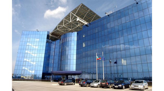 ЛУКС: Модерната сграда на РВД е привлекатено работно място за близки на управляващите. 
