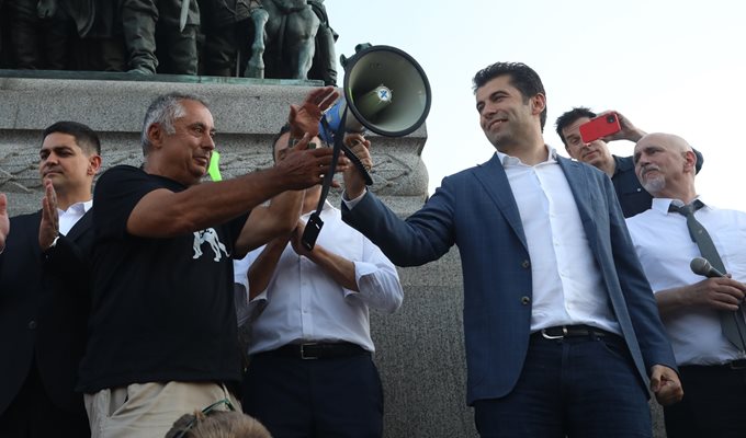 Кирил Петков (вдясно) подава мегафон на баща си Петко по време на протест пред парламента.

СНИМКА: НИКОЛАЙ ЛИТОВ
