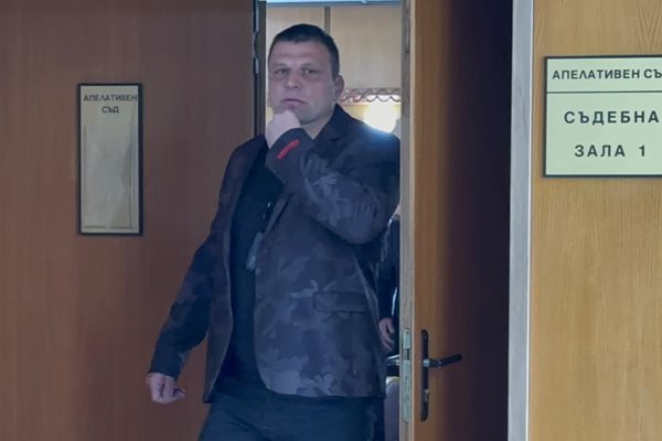 Иво Даскалов излиза от съдебната зала в очакване на решението на магистратите.