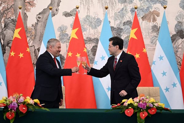 Външните министри на Китай и Хондурас след като двете страни установиха дипломатически отношения
