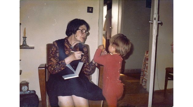 Мама Лиза със своя правнук Любомир.
СНИМКА: ЛИЧЕН АРХИВ