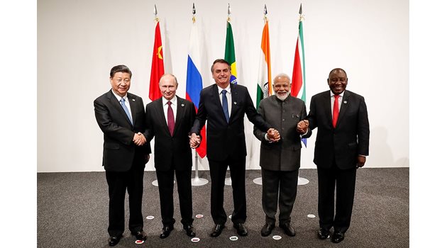 Лидерите на страните от BRICS едва ли знаят, че докато си говорят за дедоларизация, Китай се запасява с американски облигации.