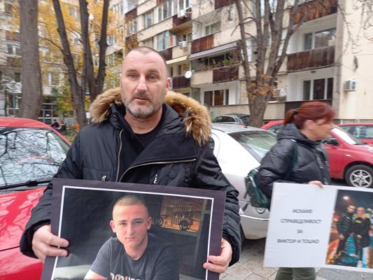Бащата Тодор Маринашки с портрета на своя загинал син, който носи същите имена. Снимки: Авторът