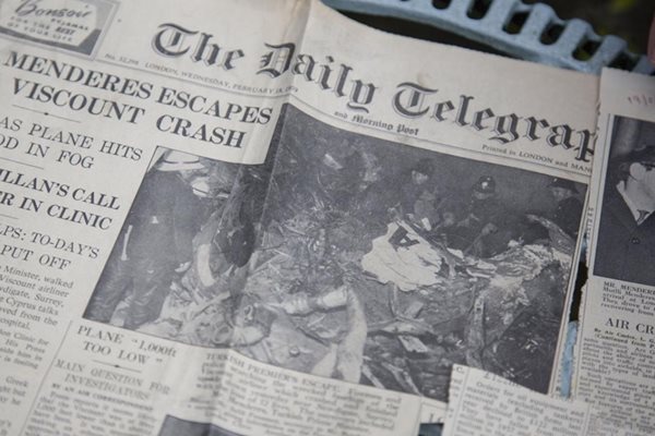 Факсимиле от британския “Дейли телеграф”, който публикува на първа страница информация за самолетната катастрофа на Аднан Мендерес.