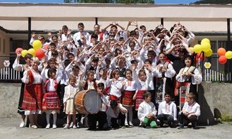 Българчета се молят 400-годишното им школо в Чипровци да възкръсне