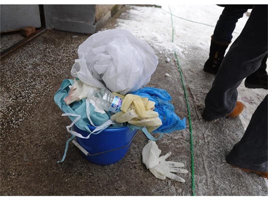 Криминалисти събраха в кофа за боклук ръкавиците, с които правиха оглед на мястото на петорното убийство.
СНИМКИ: ЙОРДАН СИМЕОНОВ
