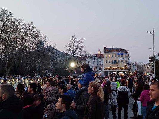 Много повече хора дойдоха на зарята, отколкото тези, които днес се качиха на Бунарджика, констатираха полицаи.