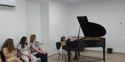 Три пианистки от Монтана са на челните места в международен конкурс в Испания