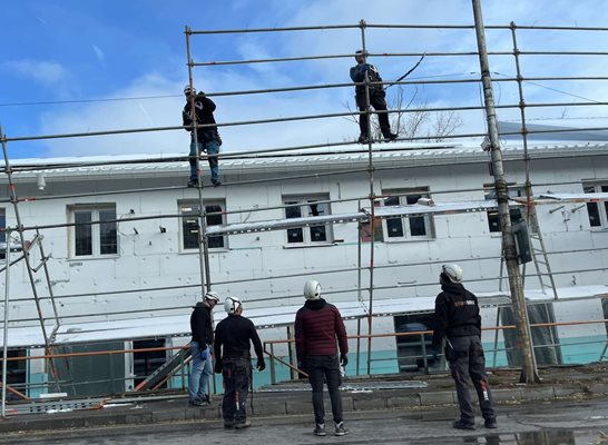 Вятърът събори скеле край пл. "Сточна гара" в София СНИМКА: Владимир Стоянов