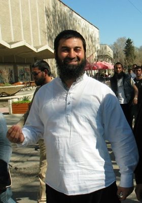 Ахмед Муса Ахмед е духовен водач и безспорен лидер на ромите мюсюлмани в Пазарджик. Снимка: Любомир Илков