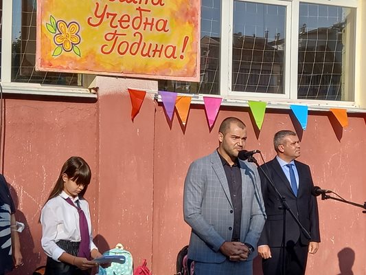 Директорът на СУ "Пейо Яворов" Пламен Стоилов приветства учениците.
