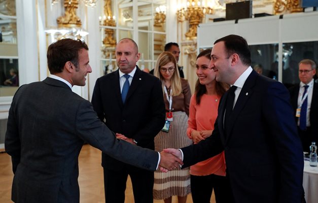 Макрон се ръкува с премиера на Грузия Иракли Гарибашвили, след като посрещна Румен Радев.