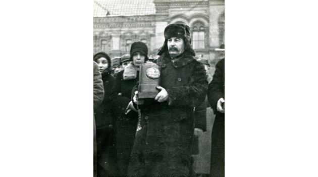 На погребението Сталин носи урната с праха на загинал стратонавт.