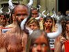 "Кървав" протест срещу бикоборството в Памплона (Галерия)