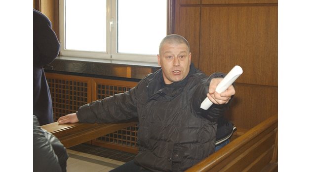 Борис Маринов ръкомаха по време на делото “Анчови”. Той е един от тримата, които влизат в затвора веднага.