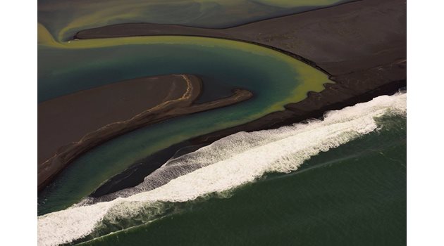 Цветни ледникови реки, черни пясъчни плажове, Атлантическия океан, Исландия.
