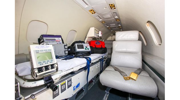 Най-важно за транспортирането със самолет на човек с инсулт, е първокласното оборудване.