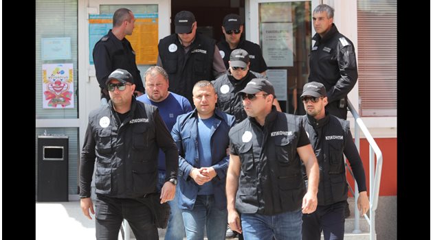 Полицаи извеждат Георги Димов от кметството.  СНИМКА: НОВА ТВ