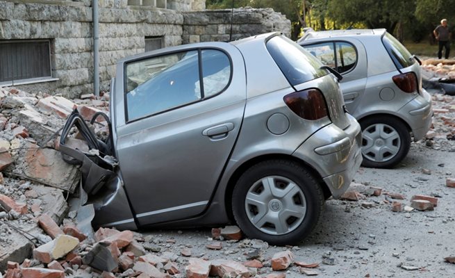 Много коли бяха смазани от камъни и тухли от разрушените сгради след силното земетресение в Албания.