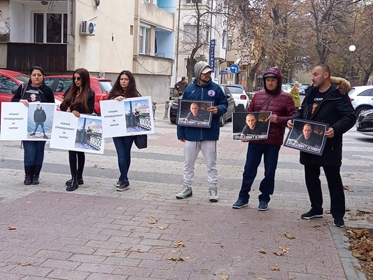 Близки и роднини на двете момчета отново протестираха пред съда в Пловдив.