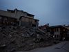 Повредена при земетресенията в Турция сграда се срути, спасители вадят от отломките ранени