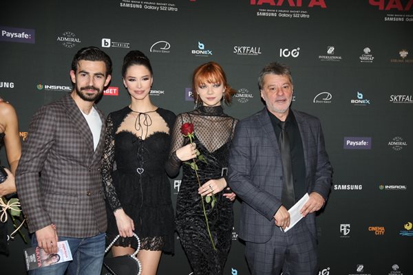 Цветелина Стоянова (с черната коса) на премиерата на "Чалга"