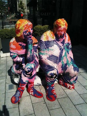 Облечени в плетка фигури пред галерия в Монреал