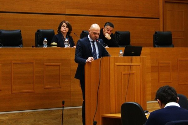 Кметът Костадин Димитров присъства до края на общественото обсъждане, за да отговаря на въпросите на гражданите. Снимка: Петър Парапанов