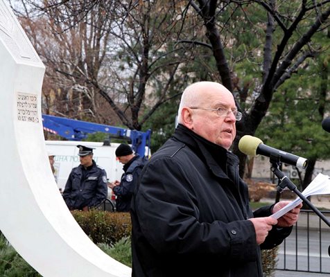 Светлозар Калев, шефът на "Шалом" в Пловдив, е убеден, че той и Соломон Паси са далечни роднини на президентката на САЩ.