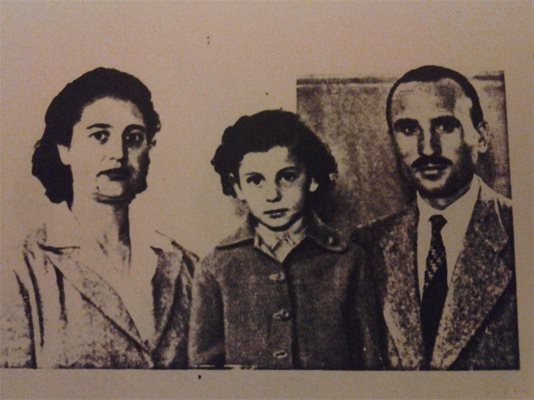 Дъщерята Дафне като малка с баща си Димитър и майка си Флора