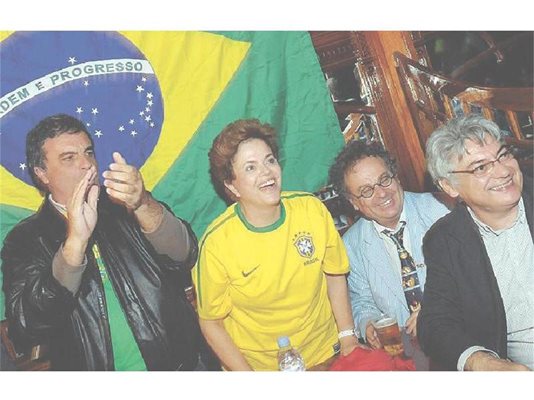 Облякла фланелка на бразилския национален отбор, Русеф гледа негов мач.