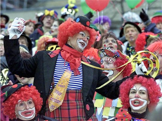 Жени, облечени като клоуни, танцуват и се веселят на фестивала в Кьолн. Един от дните на този празник е обявен за 
