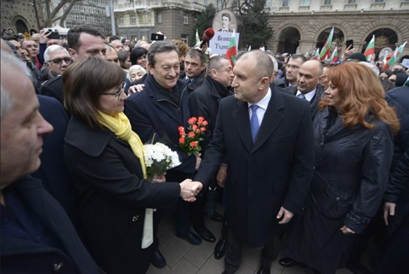 Президентът се ръкува с лидерката на БСП Корнелия Нинова.