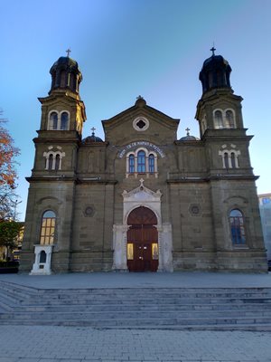 В Бургас се извършват консервация и реставрация на сградата на храм “Св. св. Кирил и Методий”. Каменните повърхности се почистват, декоративни елементи, първоначалният релеф и визия на фасадата се възстановяват.